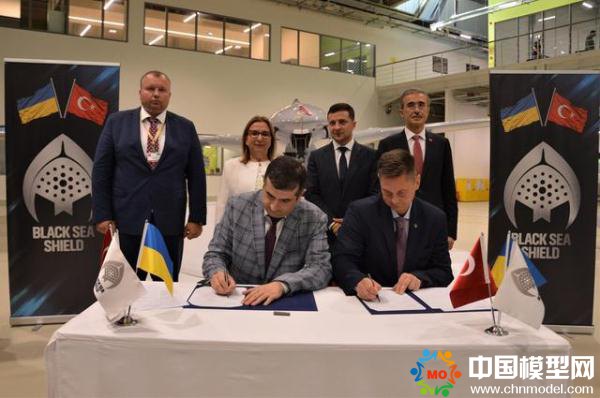 3D打印,無人機模型 烏克蘭總統(tǒng)參觀土耳其防務(wù)公司 獲贈無人機模型